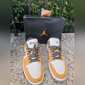 Jordan 1 Low SE Curry